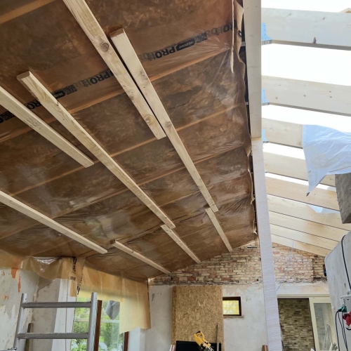 Renovering af hus med åbent tag og den bærende trækonstruktion synlig