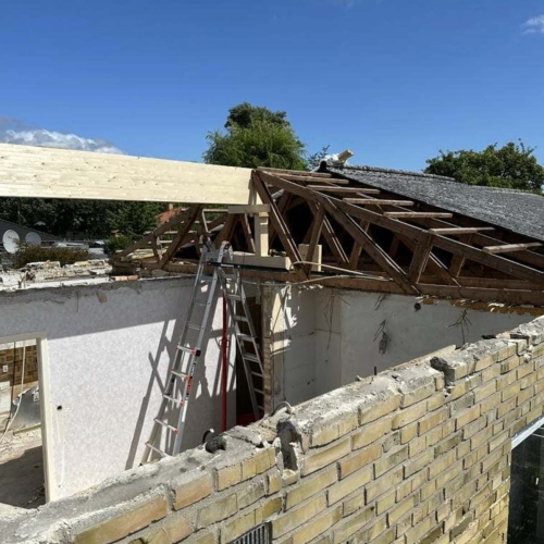 Renovering af hus – ny tagkonstruktion med opsatte spær og stillads.
