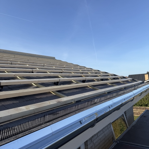 Nærbillede af tagfod med lægter, undertag og ny alu-drypkant klar til tagsten.