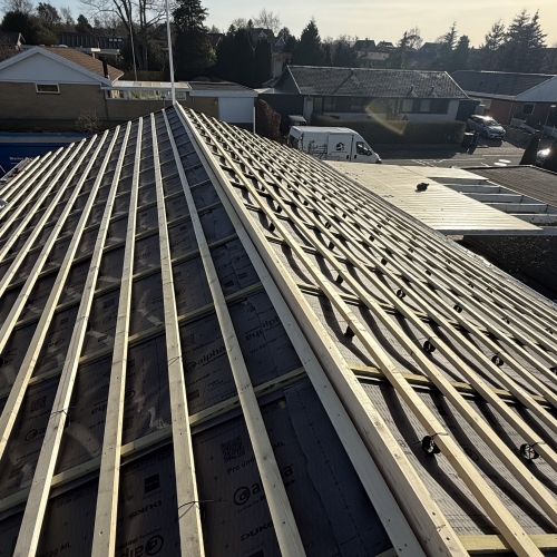 Tag under opbygning med monterede lægter og undertag klar til tagsten.