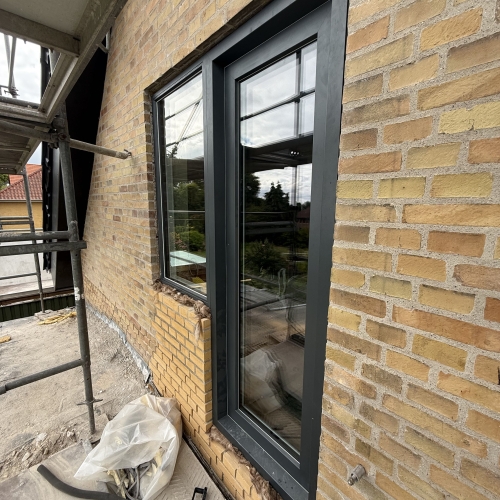 Udskiftning af vinduer og døre i murstensvilla under renovering