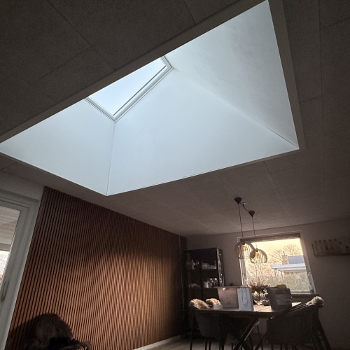 Udskiftning af vinduer og ovenlysloesning i moderne spisestue