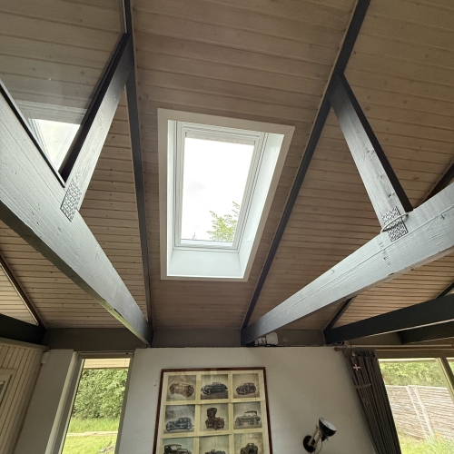 Udskiftning af vinduer og ovenlys i loft med synlige træbjælker