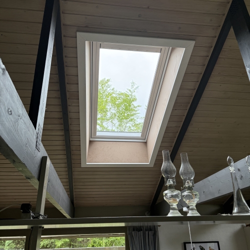 Udskiftning af vinduer og døre i gult murstenshus under renovering