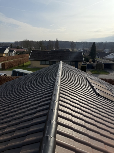 Tagrenovering med fokus på rygningssten og nye sorte tagsten – panoramaudsigt.