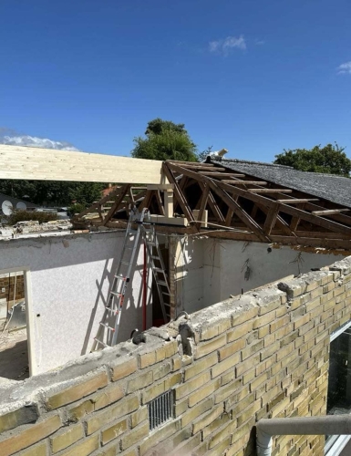 Renovering af hus – ny tagkonstruktion med opsatte spær og stillads.