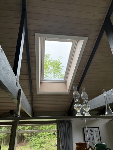 Udskiftning af vinduer og døre i gult murstenshus under renovering