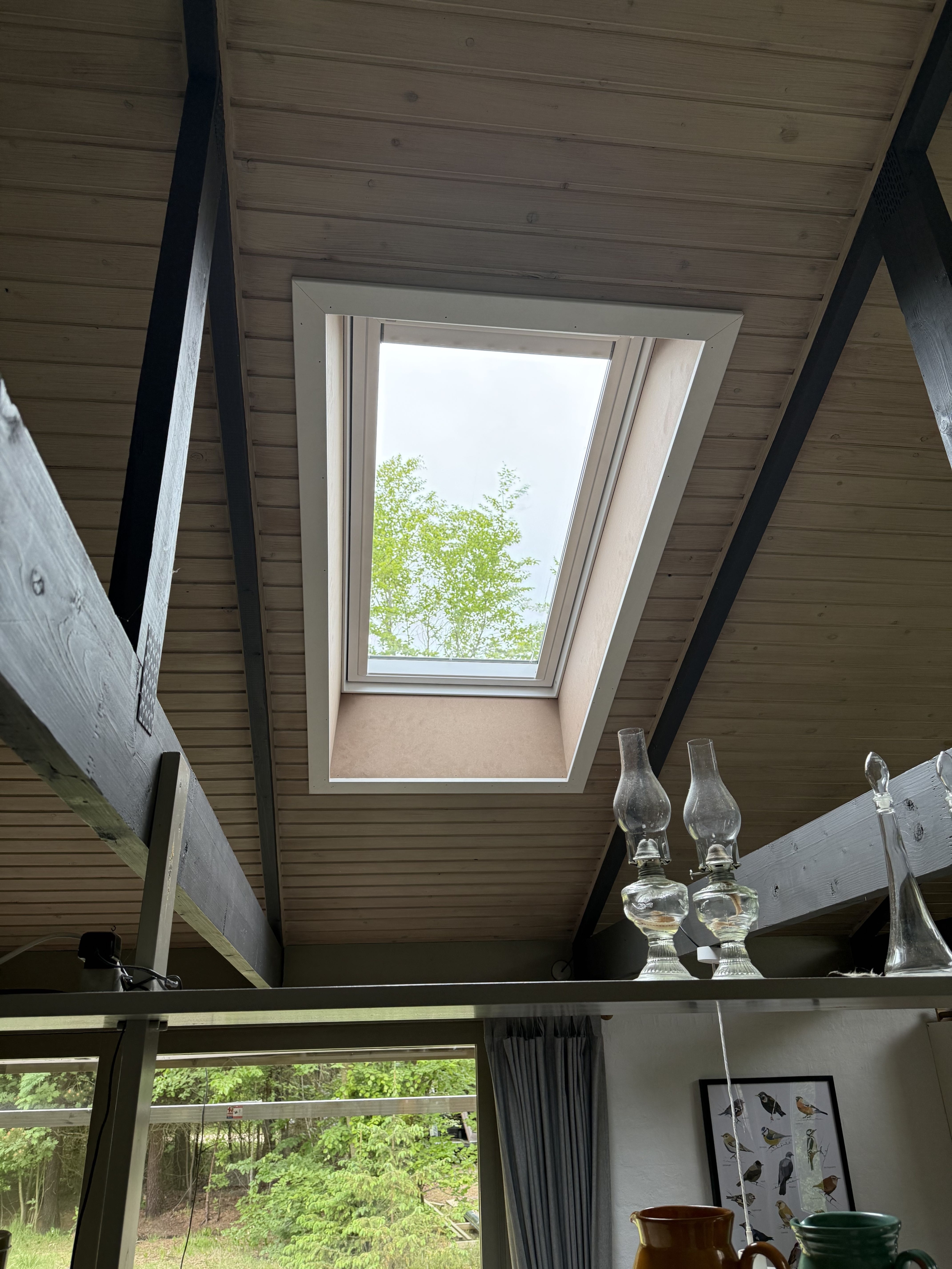 Udskiftning af vinduer og døre i gult murstenshus under renovering